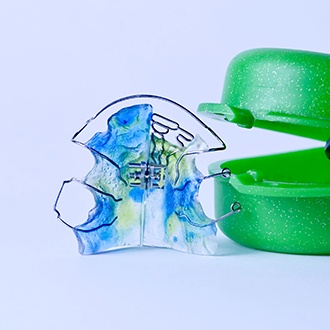 Orthodontic appliance and storage case